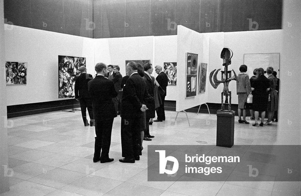 Presentation of the Burda Prize for Fine Arts in Munich, 1963 (b/w photo)