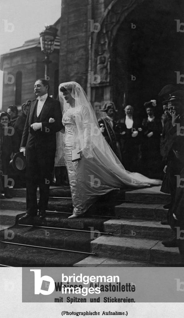 Wedding couple, 1910 (b/w photo)