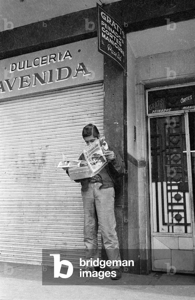Newspaper reader on a walkway in Mexico City, 1970 (b/w photo)