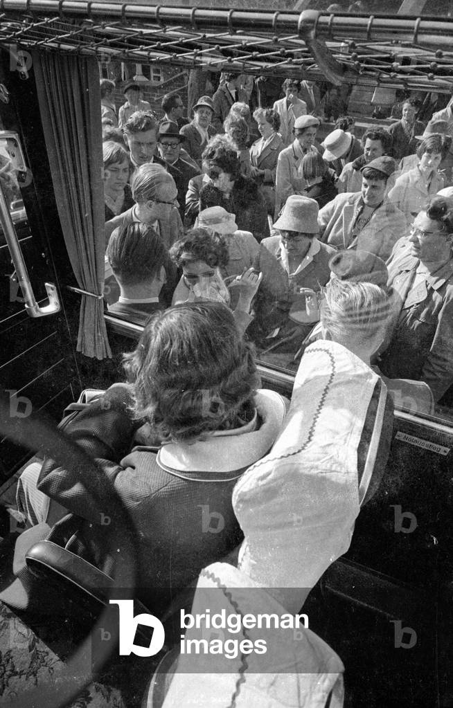 Young German women emigrate to Australia, 1959 (b/w photo)