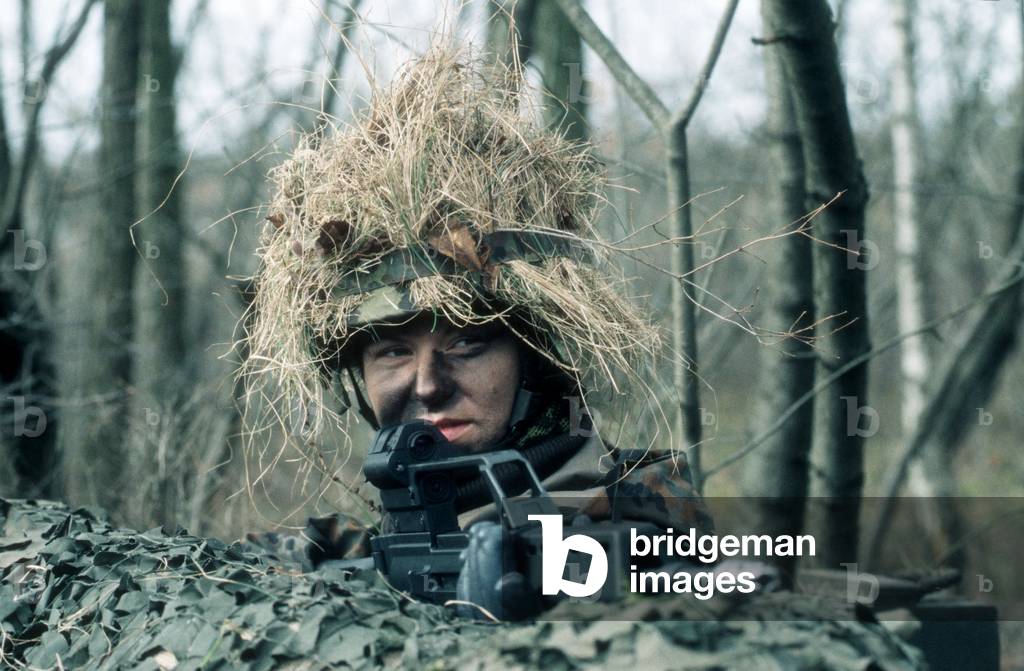 The first female recruits of the German Bundeswehr during training, 2001 (photo)