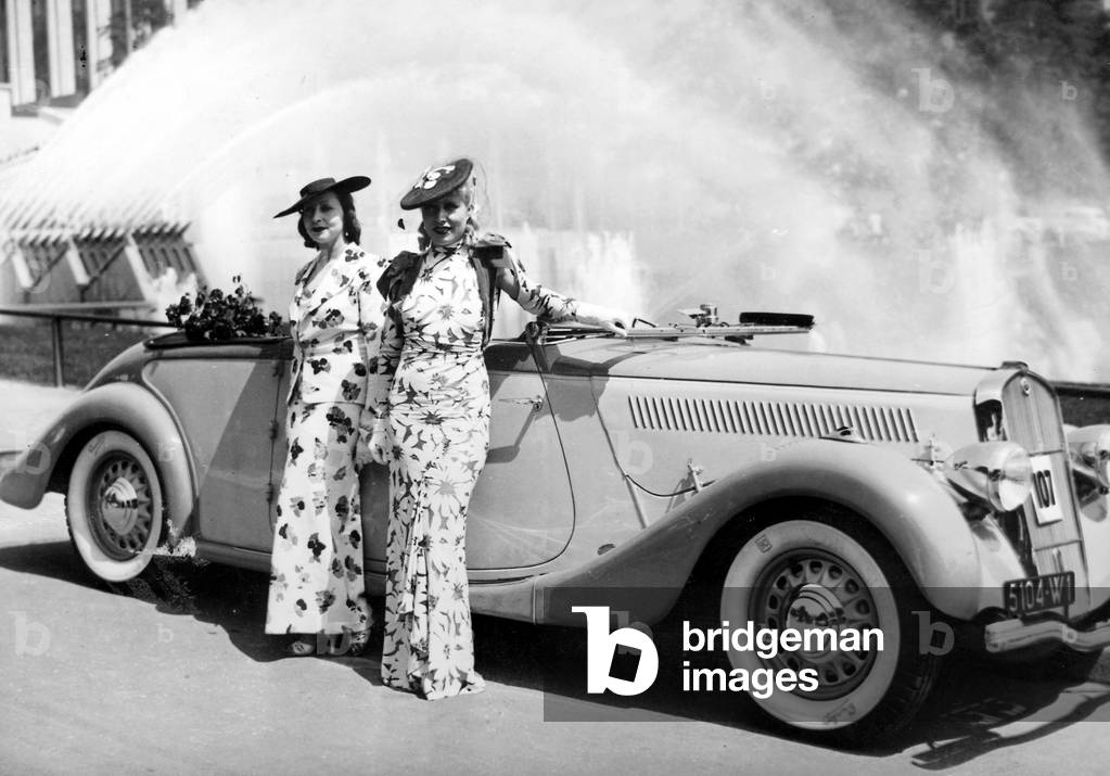 Women's fashion from 1938 (b/w photo)