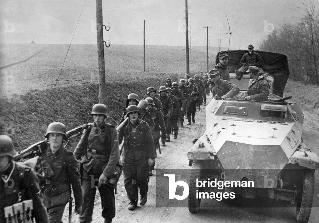 SS grenadiers on the way to the front in Hungary, 1945 (b/w photo)
