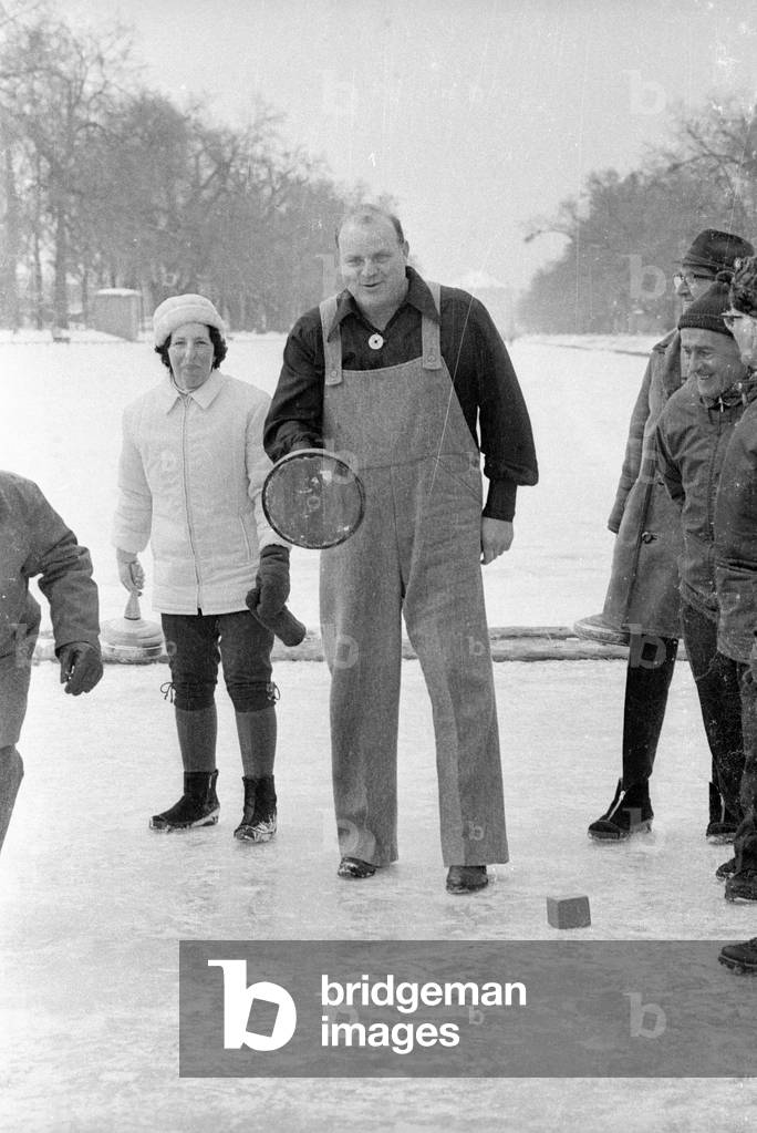 Dan Blocker from Bonanza curling, 1971 (b/w photo)