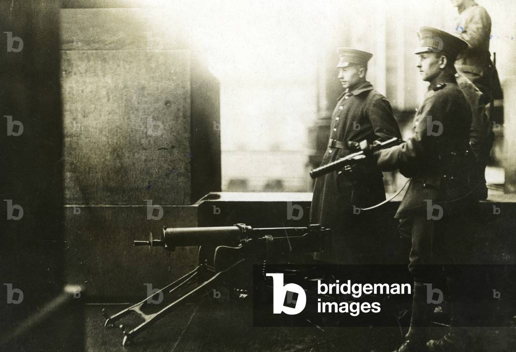The military protects the Reichstag during the consultations on the Works Councils Act, 1920