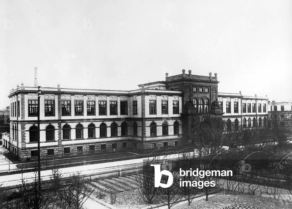 Main administration building of the 'Hoechst am Main' factory (1926) (b/w photo)