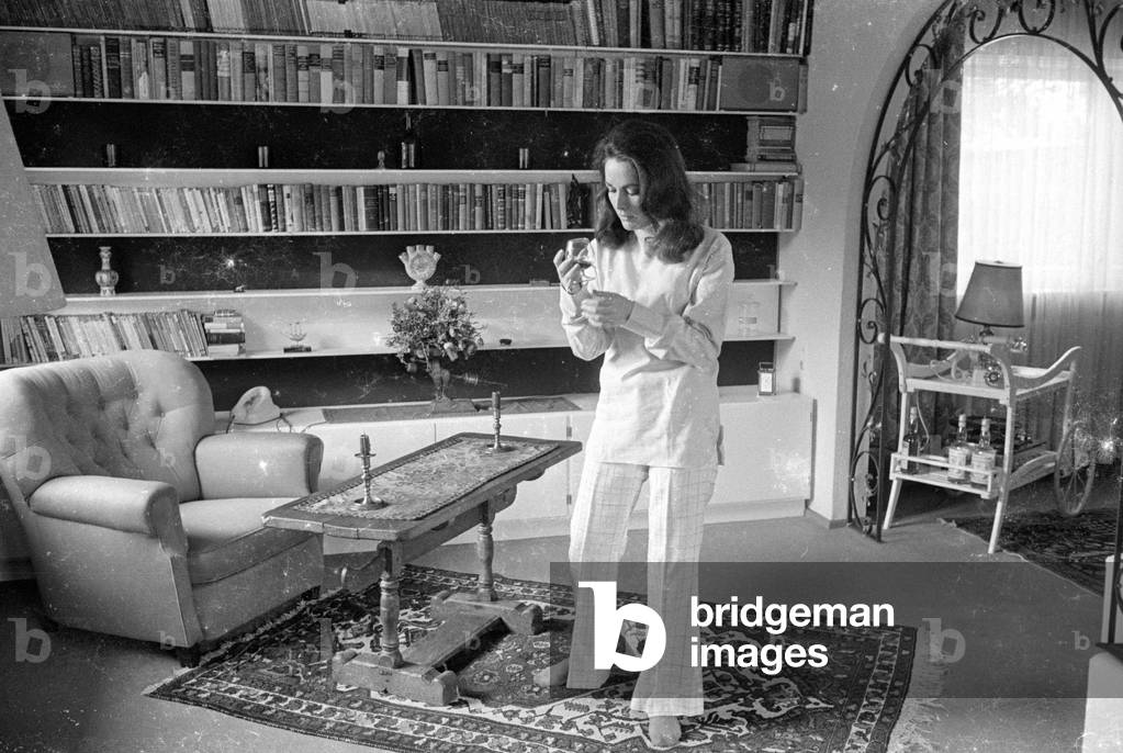 Karin Dor - home report, 1971 (b/w photo)