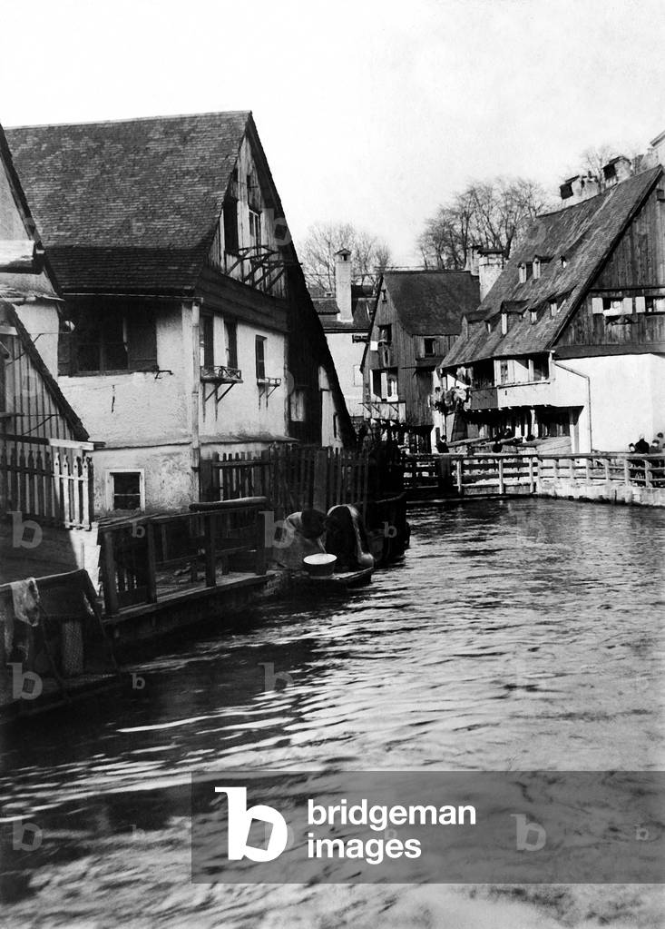Houses at the Auer Muehlbach, 1905 (b/w photo)