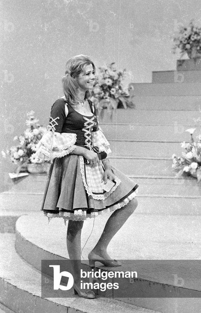 The assistant of Wim Thoelkes in 3x9, 1971 (b/w photo)