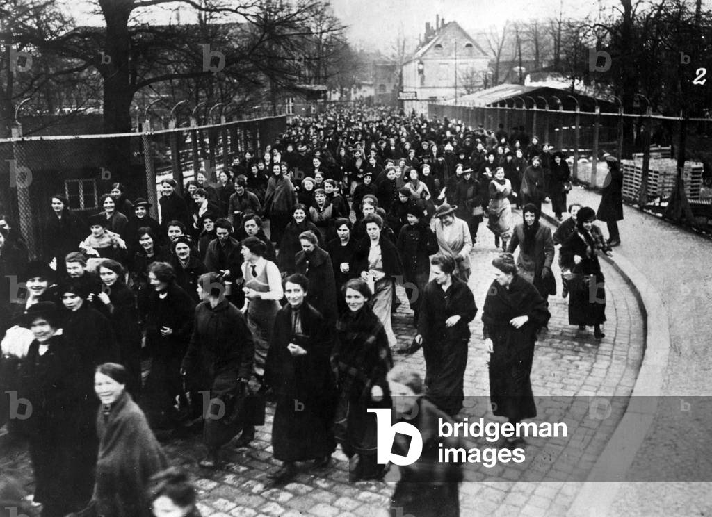End of the work day, 1933 (b/w photo)
