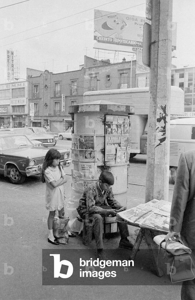 Newspaper stand in Mexico City, 1970 (b/w photo)