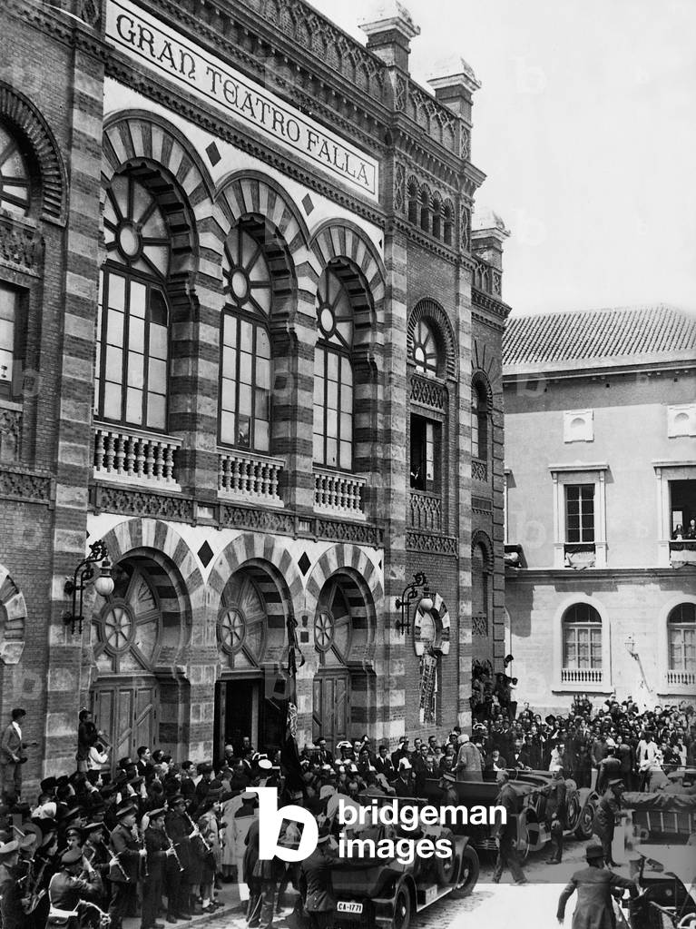 Arrival of the Spanish royal family in front of the Gran Teatro Falla in Cadiz, 1927 (b/w photo)