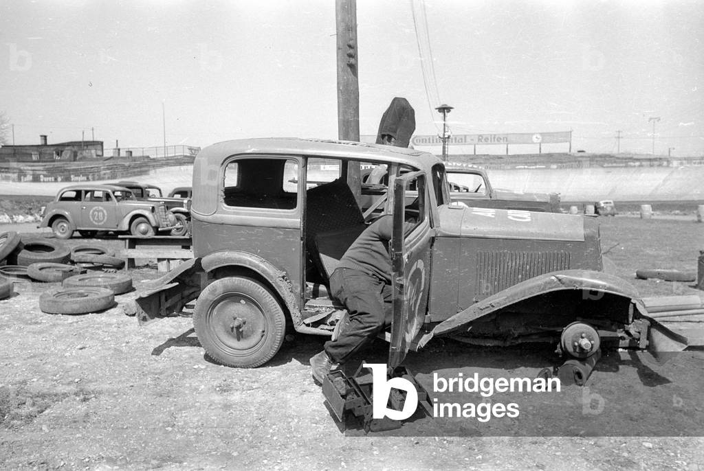 Makeshift repairs on the cars of the stock car race, 1954 (b/w photo)