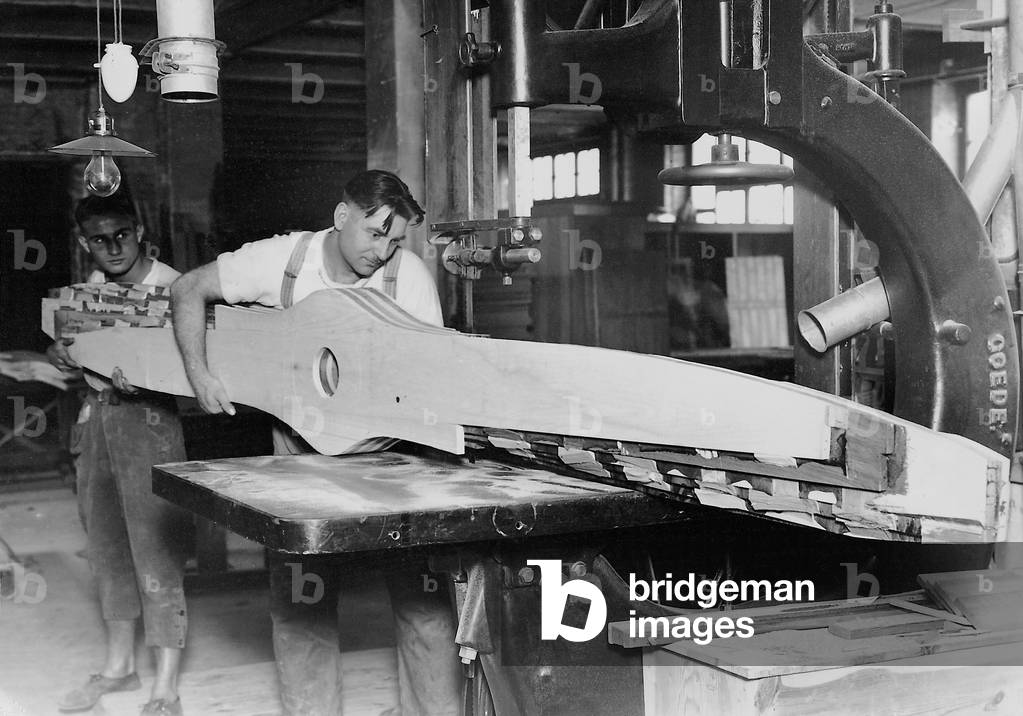 Manufacture of a propeller, 1930 (b/w photo)