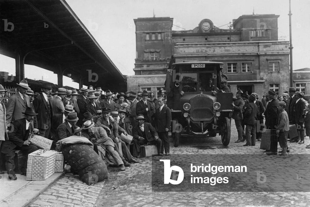 Refugees form the eastern German areas after the referendum, 1920 (b/w photo)