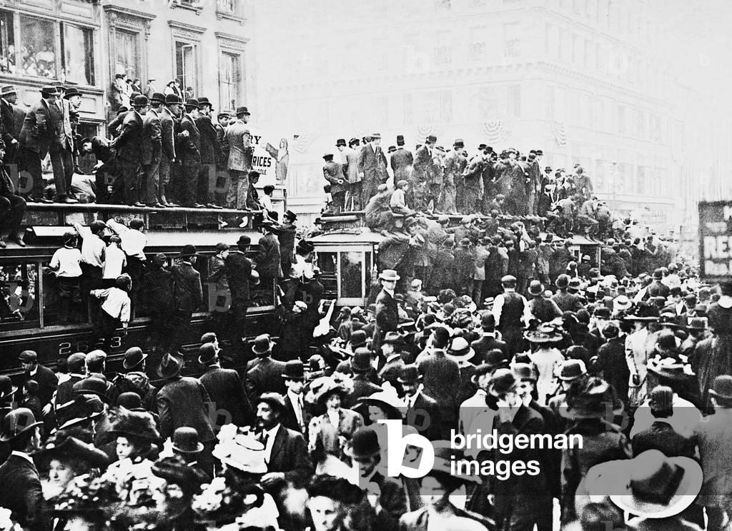 Parade in New York, 1909 (b/w photo)
