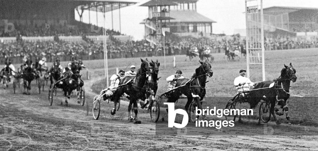 Harness racing in Mariendorf, 1917 (b/w photo)