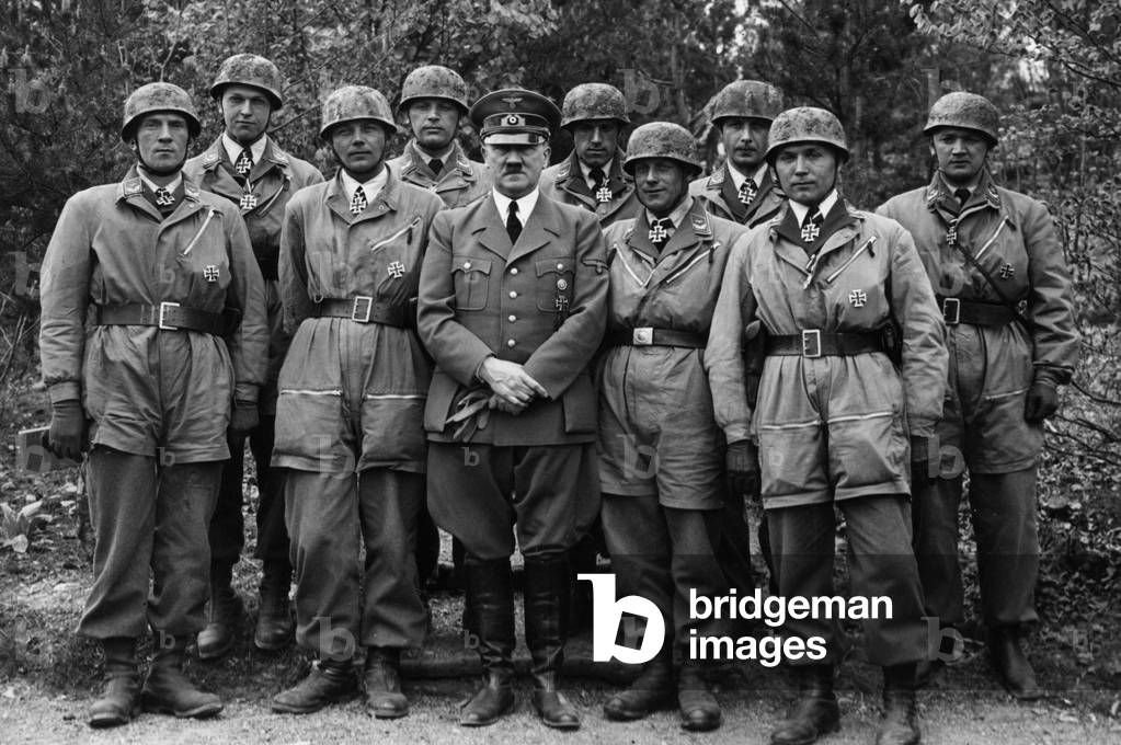 Hitler with paratroopers, 1940 (photo)