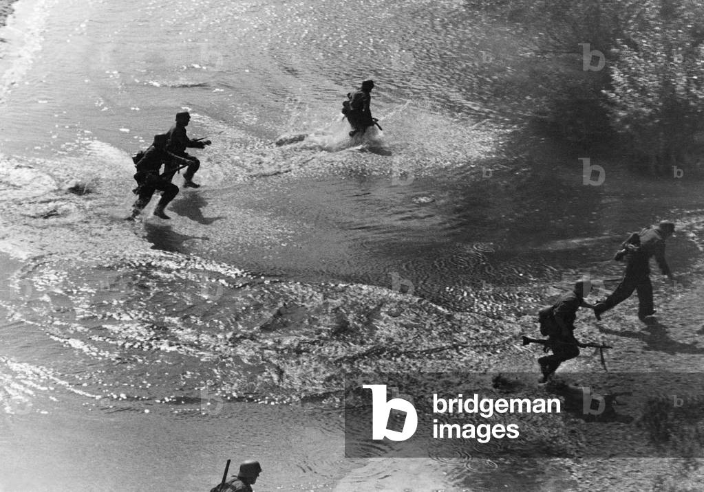 German infantry in the attack on the Eastern Front, 1941 (b/w photo)