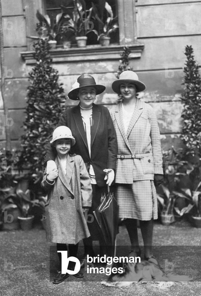 Hermine Reuss Elder line with two children, 1926 (b/w photo)