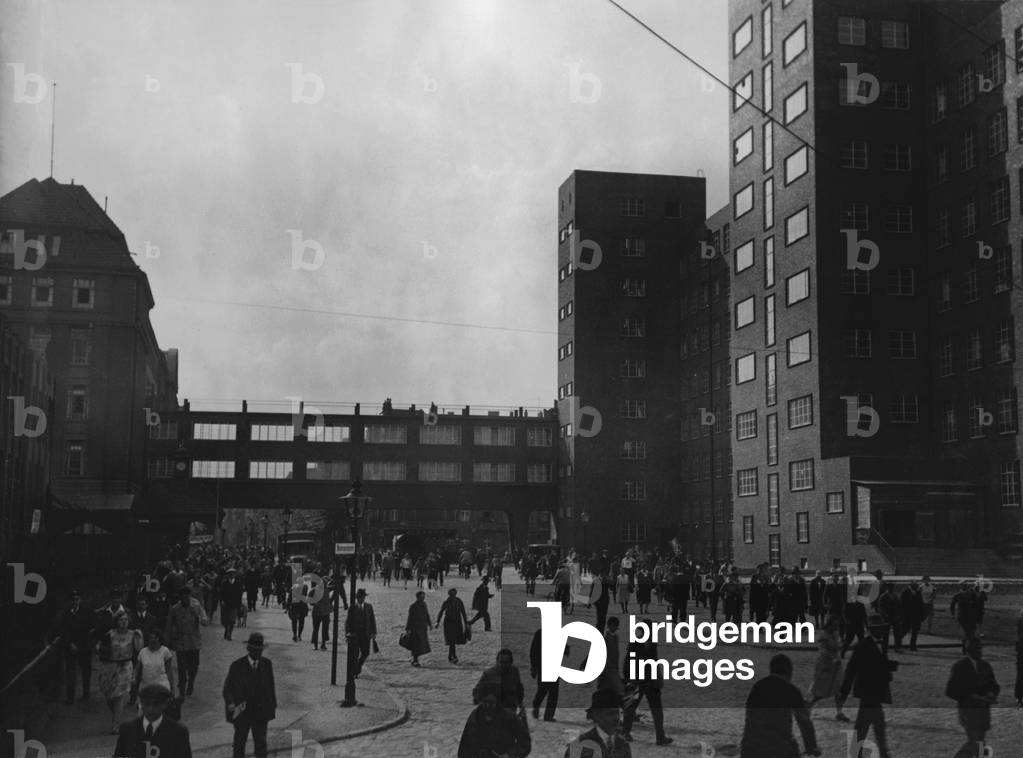 End of the working day in the Werner-factory, '30s (b/w photo)