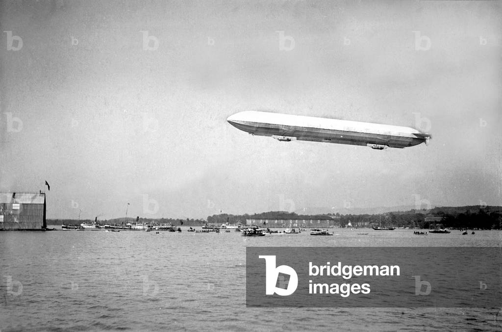 The first ascent of the Zeppelin airship 'LZ 1 'at Manzell on the Bodensee, 1900 (b/w photo)