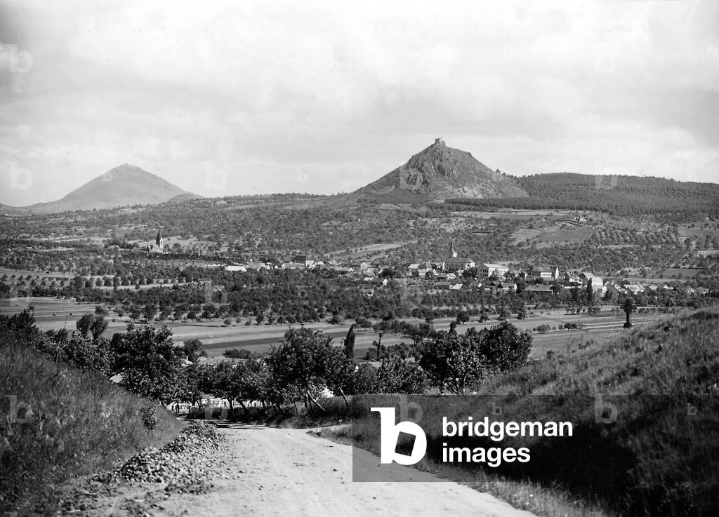 View of the Donnersberg with the ruins of Rostial (b/w photo)