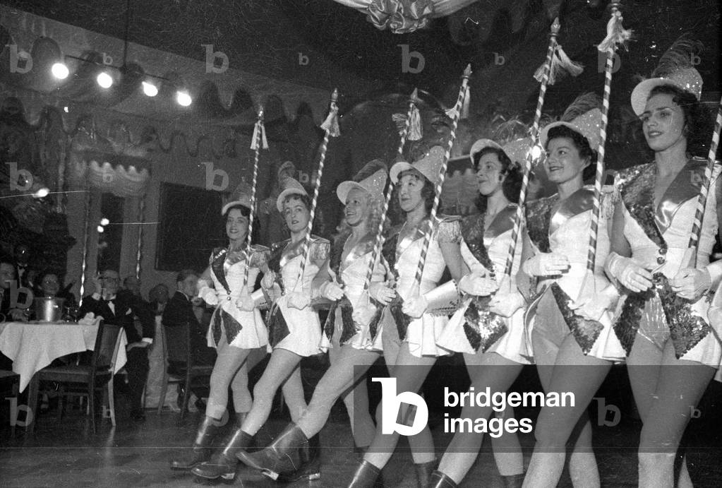Marching in of the Fasching prince and princess of the Munich Narrhalla, 1952 (b/w photo)