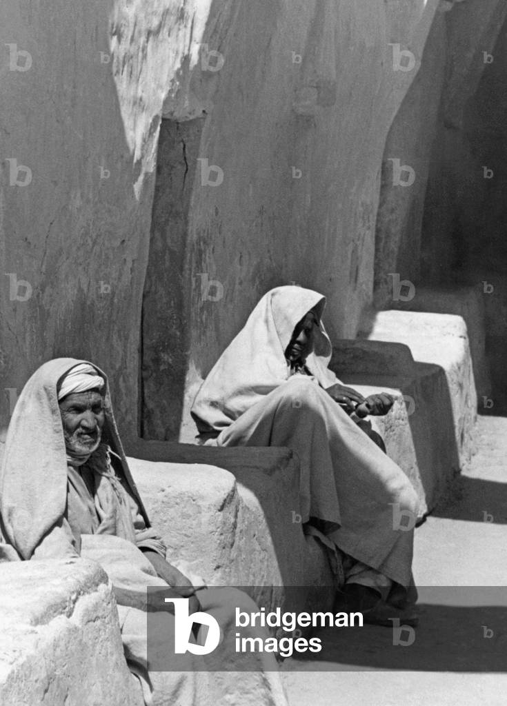 In the Piazza della Fantasia in Ghadames, 1930s (b/w photo)