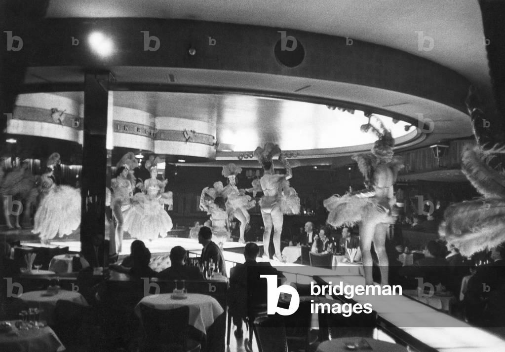 Revue in Hamburg (b/w photo)