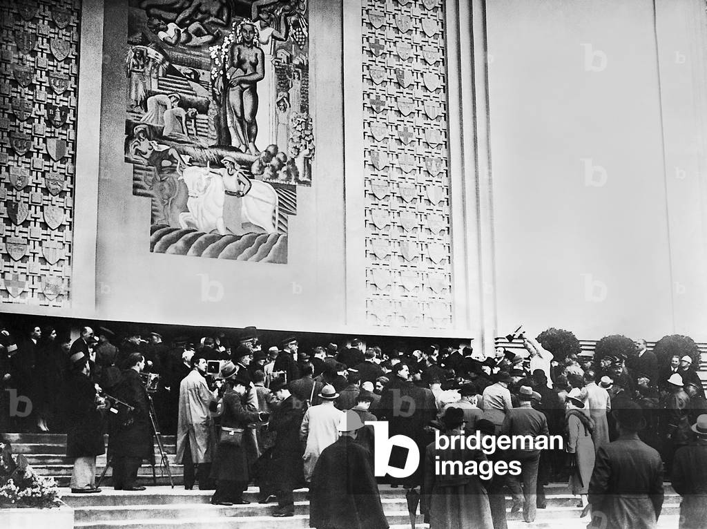 Visitors to the French pavilion at the World Exhibition in Brussels, 1935 (b/w photo)