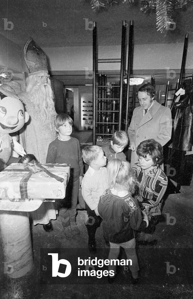 Visit of Santa Claus at the kids' clothing store of Uschi Glas, 1970 (b/w photo)