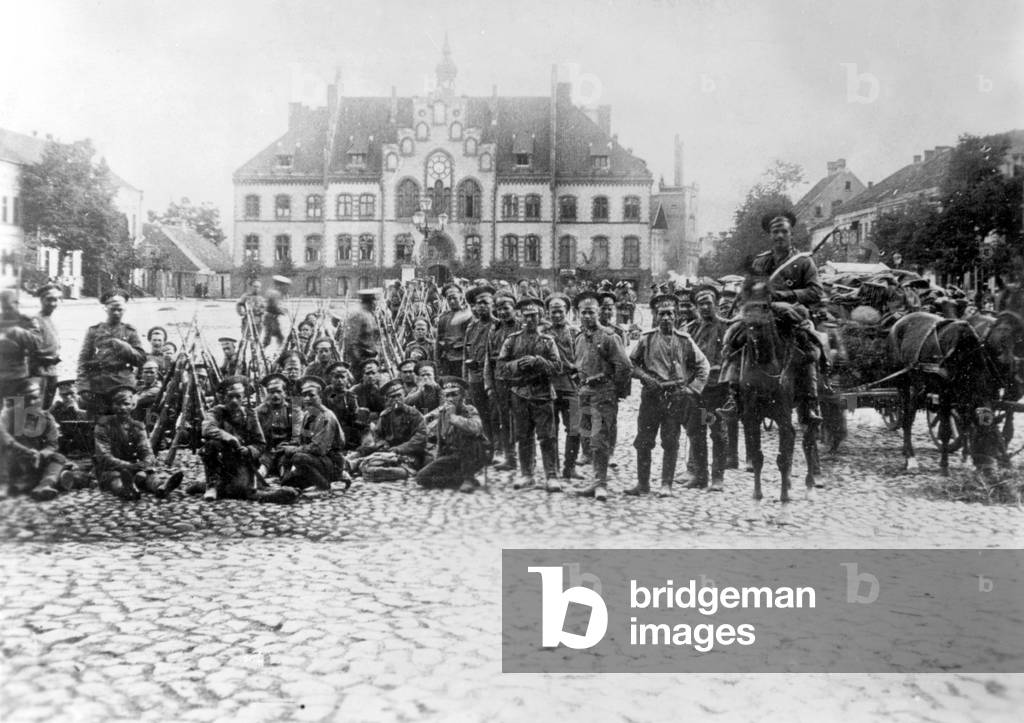 Russian soldiers on the market square in Johannesburg, 1914 (b/w photo)