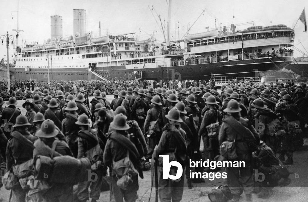 Italian at the port of Messina, 1935 (b/w photo)