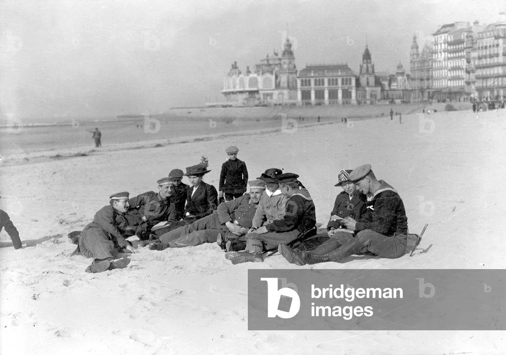 German soldiers in their free time in Ostende, 1916 (b/w photo)