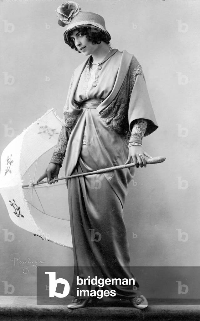 Women's fashion from 1913 (b/w photo)