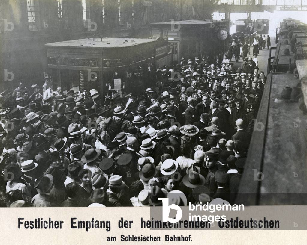 The returning East Germans are be welcomed at the Schleischen Bahnhof (Silesian Railway Station) in Berlin around 1920