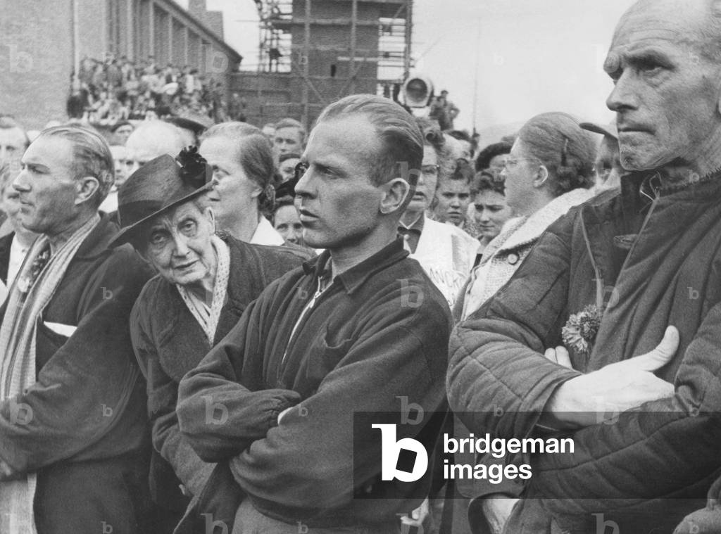 Returnees and relatives waiting in the camp in Friedland, 1955 (b/w photo)