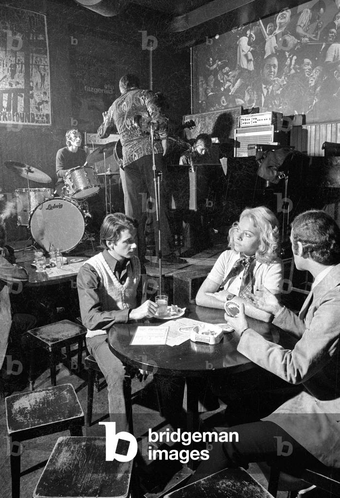 Young people in a pub, 1971 (b/w photo)