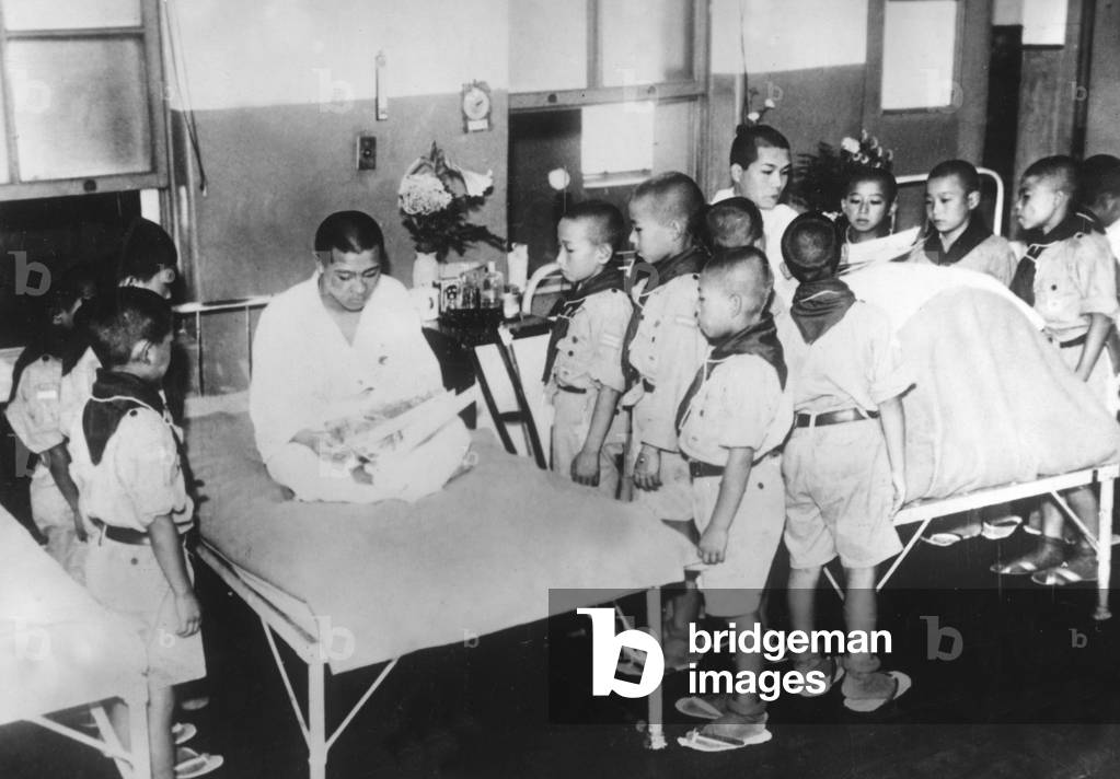 Japanese young people visit wounded soldiers, 1937 (b/w photo)