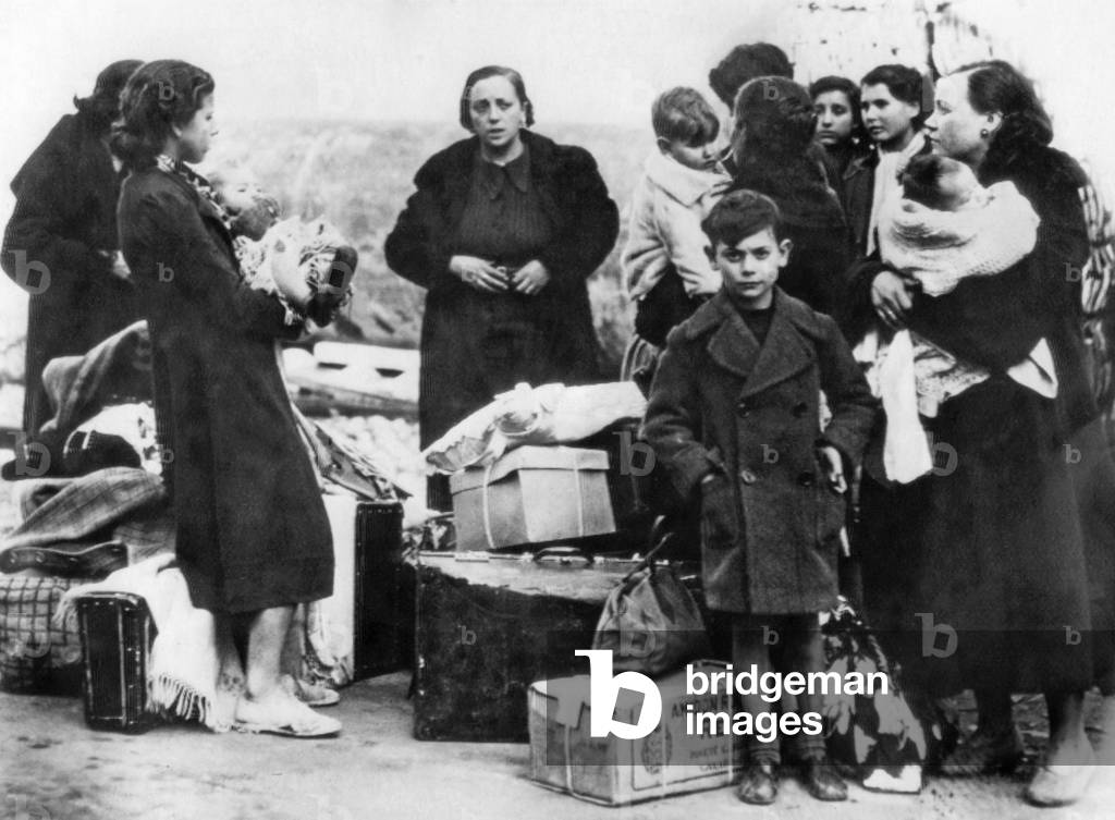 Spanish refugees are waiting for admission on the border with France, 1939