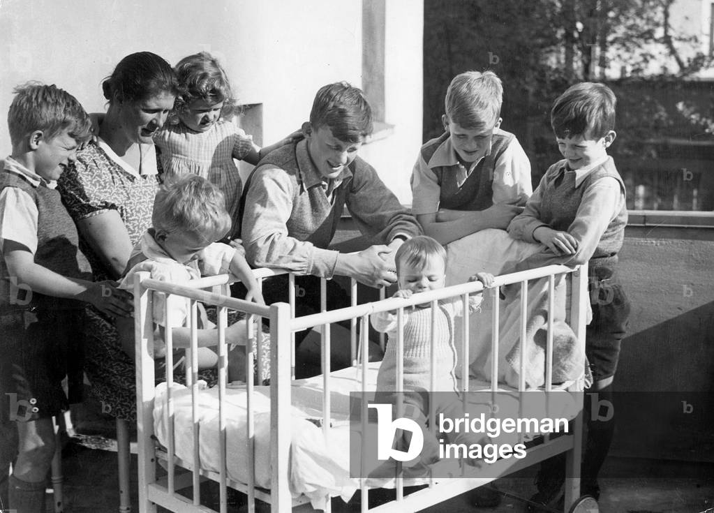 Large family 1936 (b/w photo)