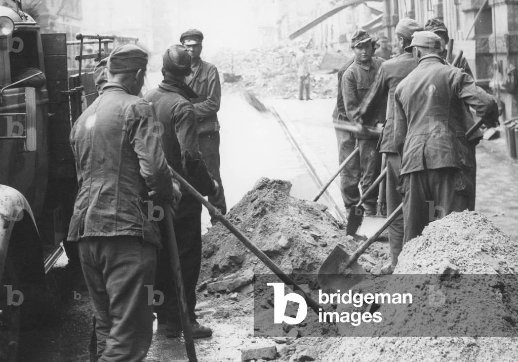 Rubble clearance in Munich, 1945
