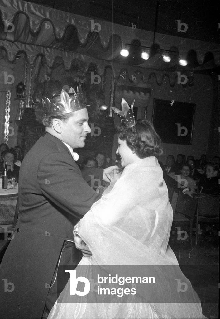 Marching in of the Fasching prince and princess of the Munich Narrhalla, 1952 (b/w photo)