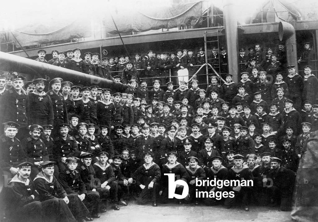 Crew of the auxiliary cruiser 'Wolf' (b/w photo)