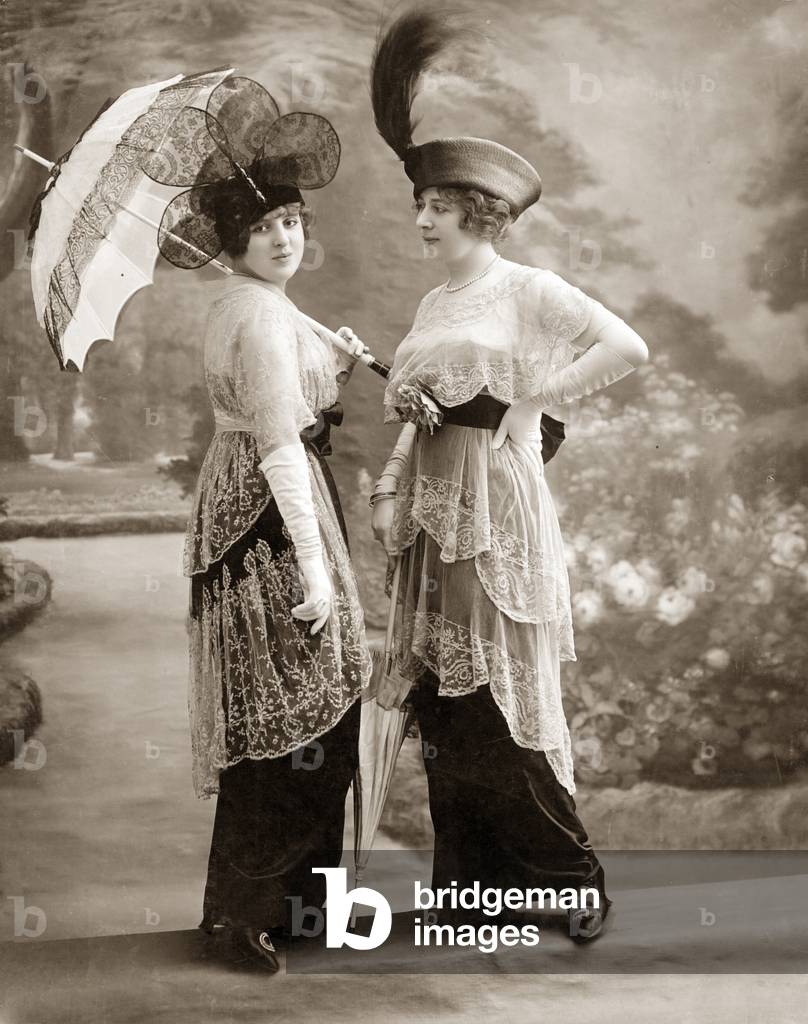 Women's fashion in 1913 (b/w photo)