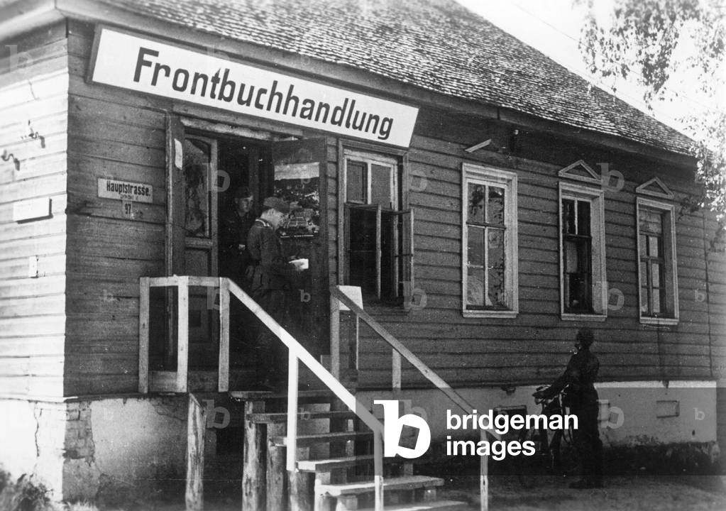 German front bookshop in Russia during the Second World War, 1942 (b/w photo)