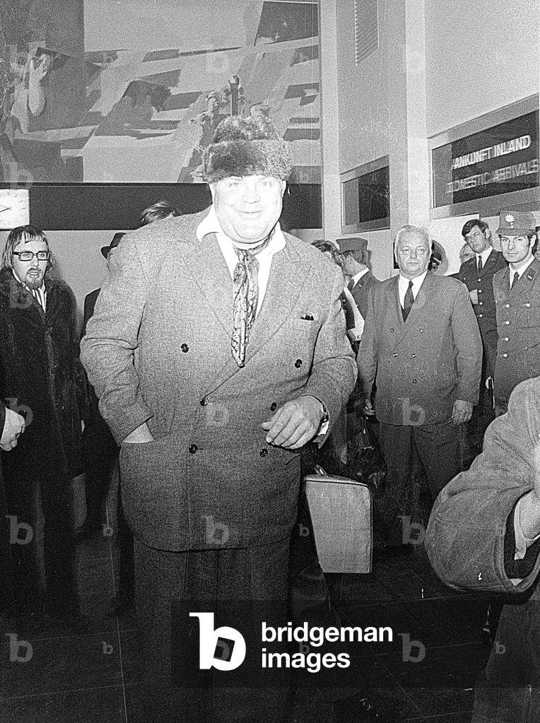 Dan Blocker at the Frankfurt am Main airport, 1971 (b/w photo)