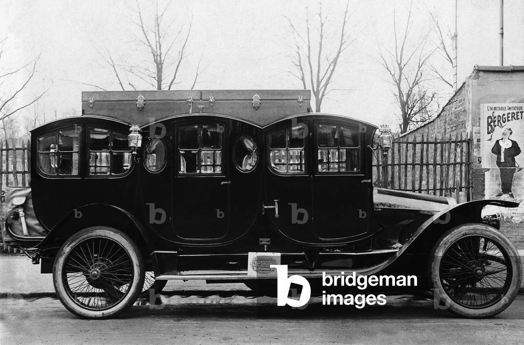 French travelling limousine, 1912 (b/w photo)