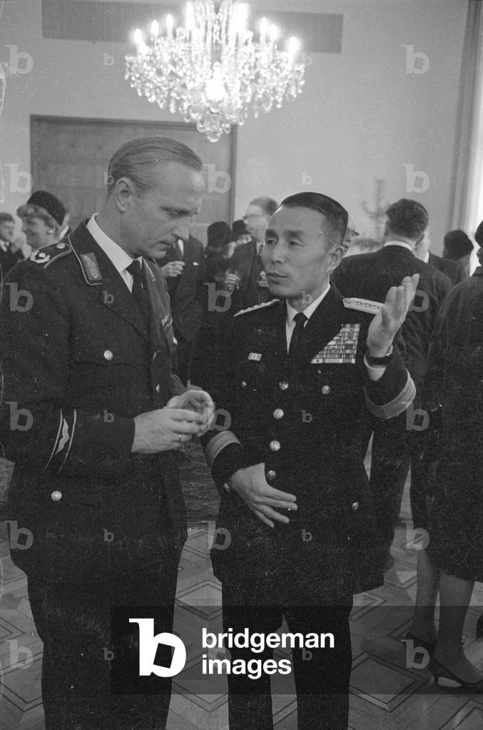 Reception at the Palais Schaumburg in Bonn, 1964 (b/w photo)